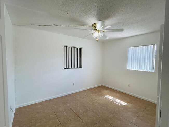 Building Photo - Excellent 2/1 Duplex in Desirable Area