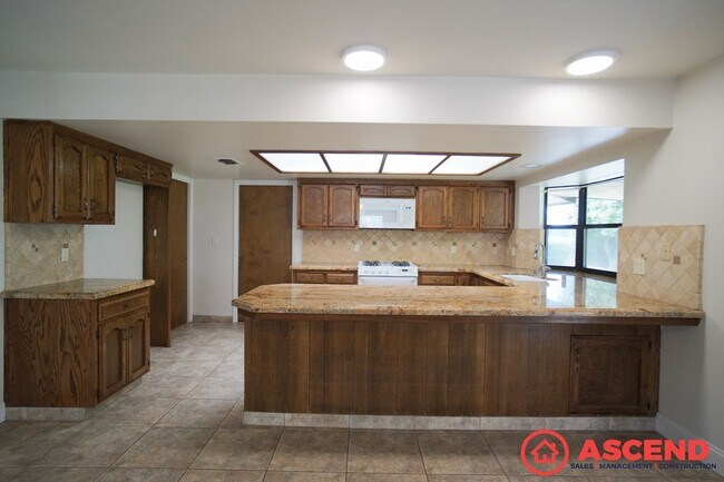 Building Photo - Gorgeous Northwest Bakersfield Home with H...