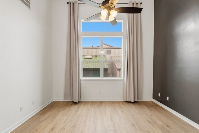 Building Photo - 6121 Gehring St