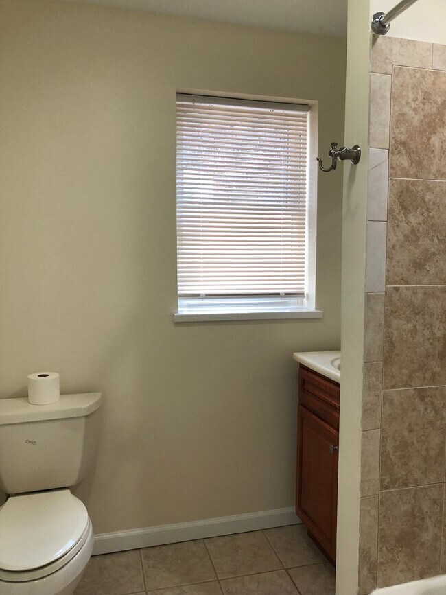 Building Photo - Fantastic 4 Bedroom/ 1 Bath Renovated Home...