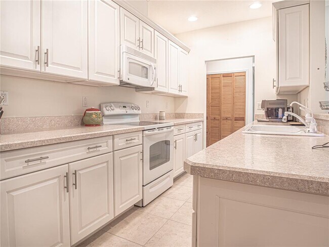 Building Photo - 920 E Lake Dr