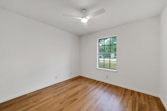 Building Photo - 1707 Primrose Ln