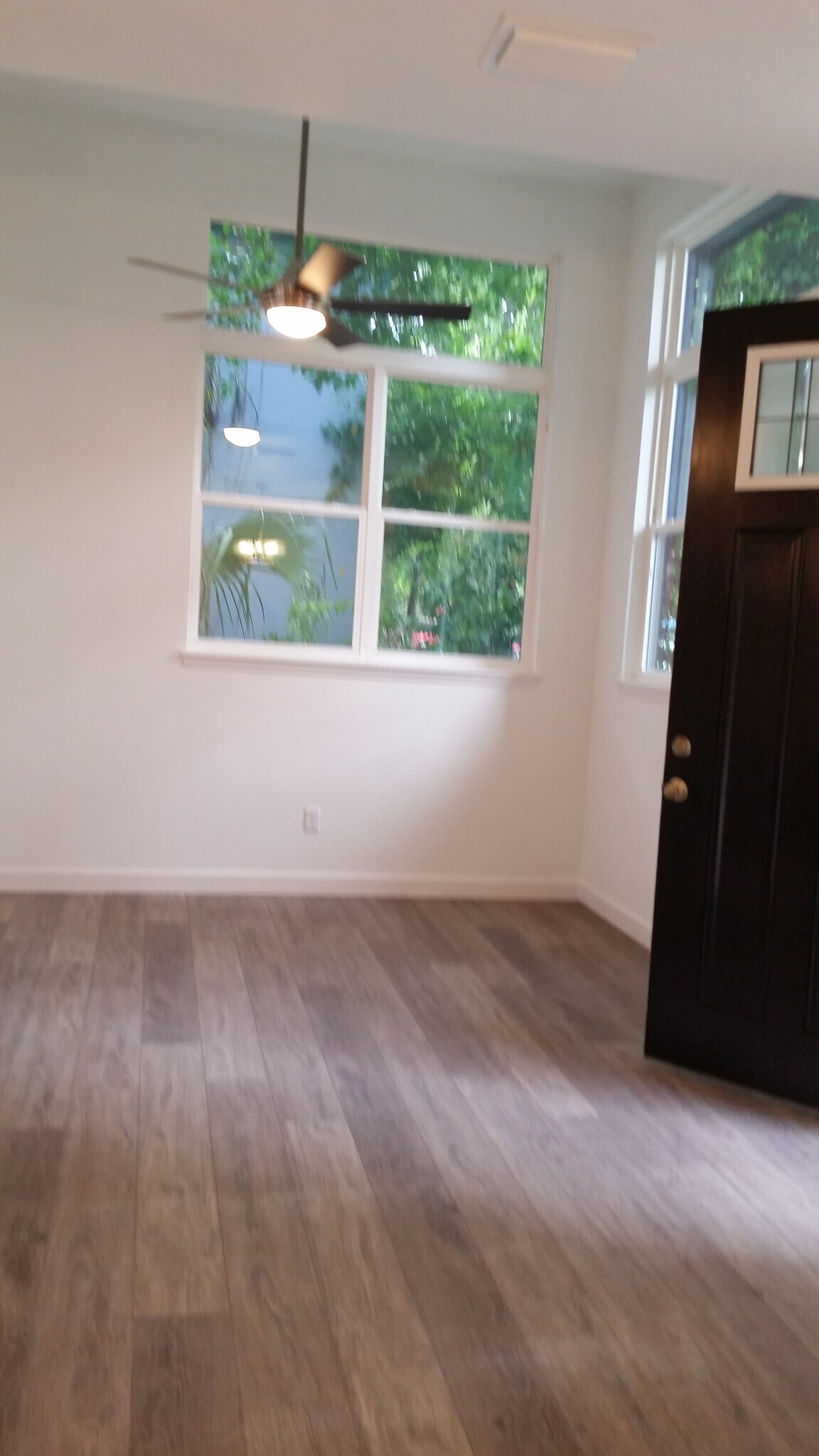 inside front door - 304 NW 15th Ter