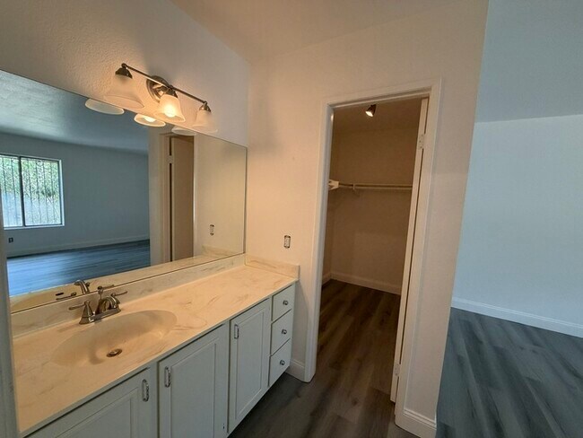 Building Photo - Carry Over Showing: This property has been shown before and will be rented to the first most qual...