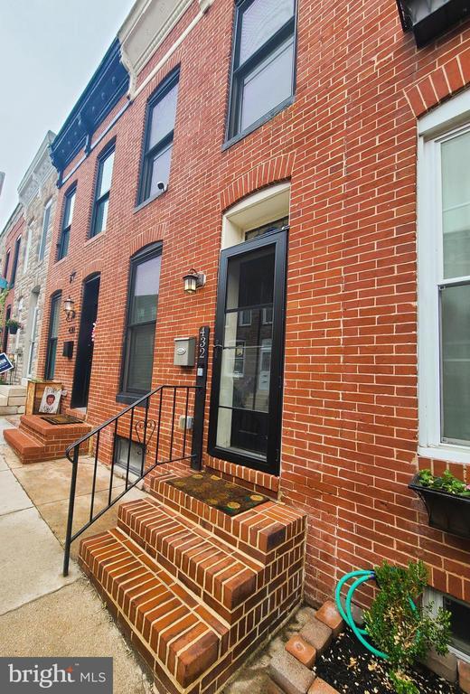 Building Photo - 432 E Clement St
