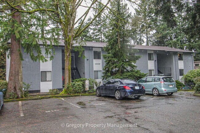 Building Photo - Excellent value in this updated 2 bedroom condo. Easy walk to Juanita beach waterfront park and t...