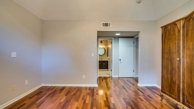 Building Photo - 4 BR / 2.5 BA – RARE FIND IN ROCKY BAYOU