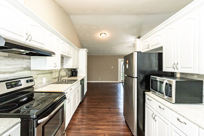 Building Photo - Sharp 3 Bedroom in LISD