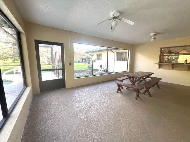 Building Photo - 2239 Woodlawn Cir