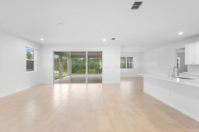 Building Photo - 13053 Pergola Ave