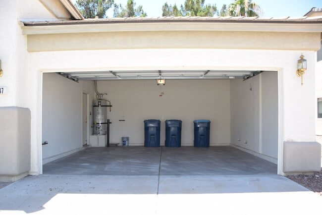 Building Photo - 1 STORY HOME IN GATED SE COMMUNITY