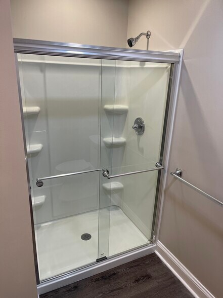 Primary Bathroom - 903 Queens Ct