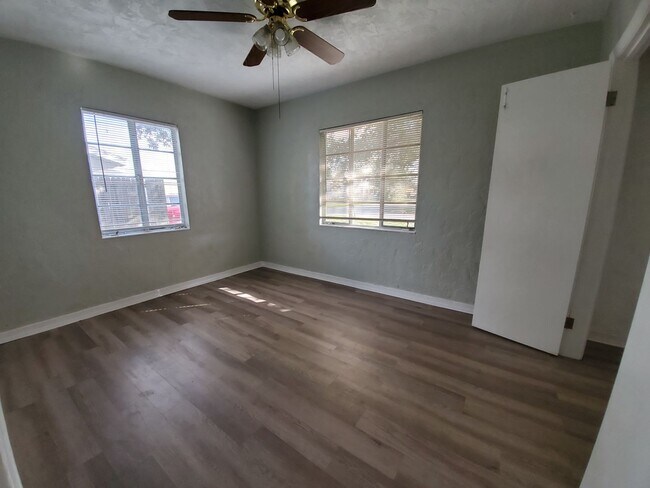 Building Photo - 3 bed / 2 bath Annual Rental Home in Brade...