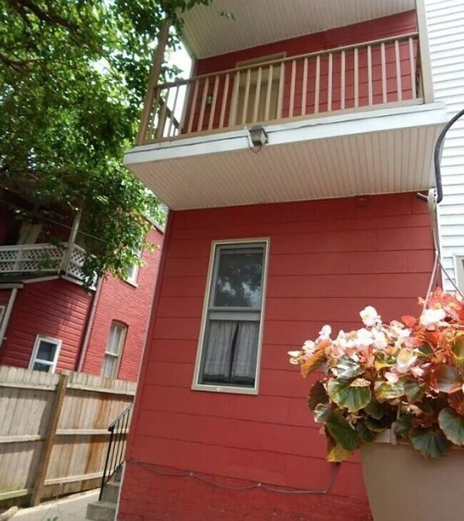 Building Photo - Historic 5 Bedroom, 1.5 Bath in Downtown York!