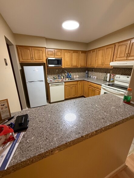 Building Photo - 807 Eves Dr