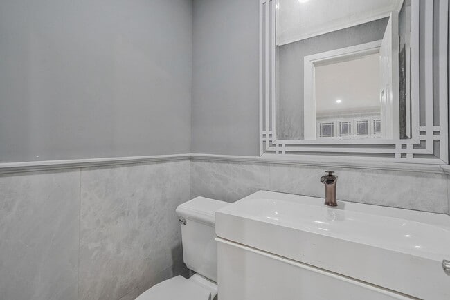 Building Photo - 257 Southlawn Ave