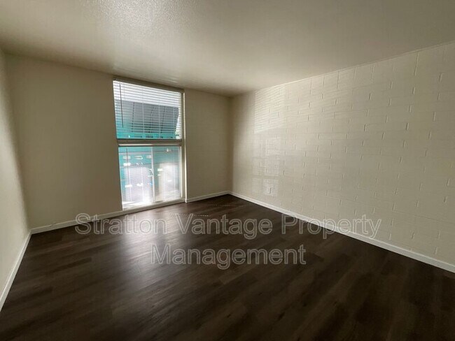 Building Photo - 6936 E 4th St