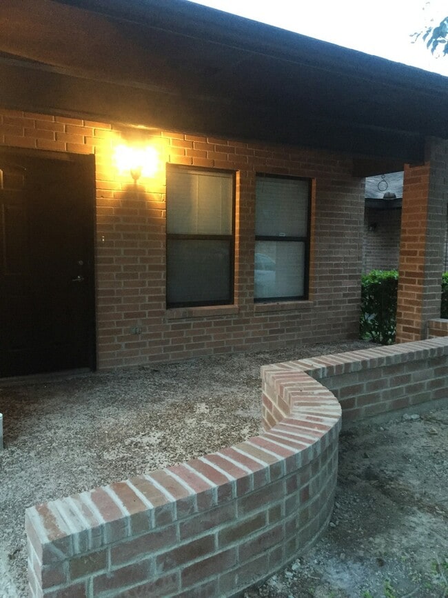 Building Photo - 6212 NW King Arthur Ct