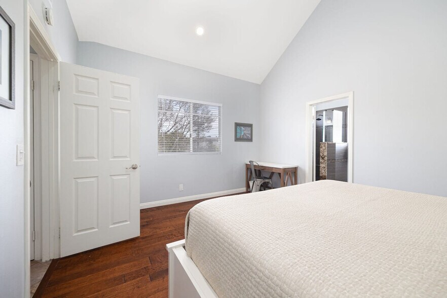 Building Photo - 1079 Sapphire St