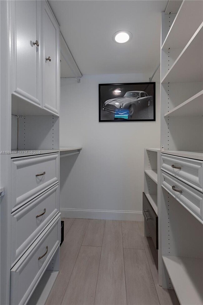 Building Photo - 1621 Collins Ave