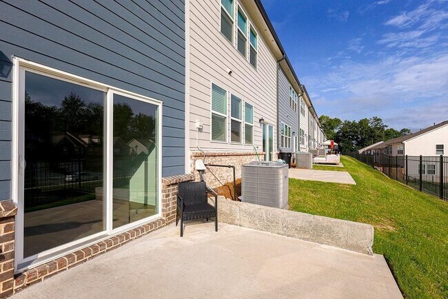 Building Photo - 2749 Lou Lou Ln