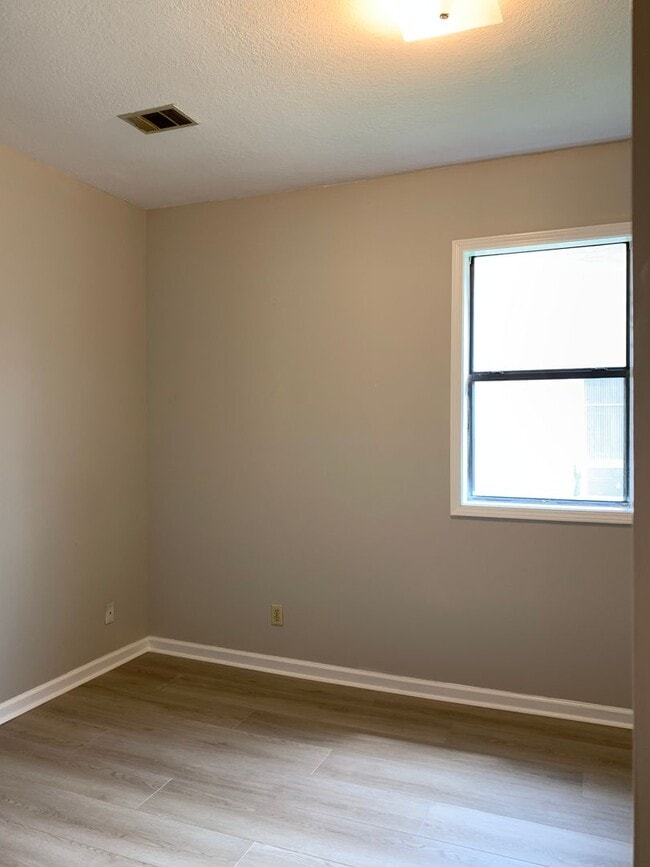 Building Photo - 3bed/1bath house