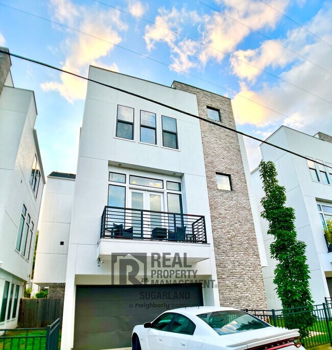 Building Photo - Luxurious Three Story Townhome!