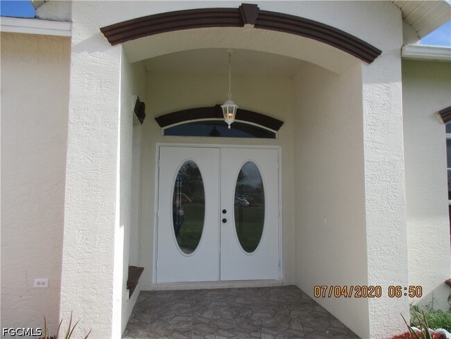 Building Photo - 918 NE 13th St