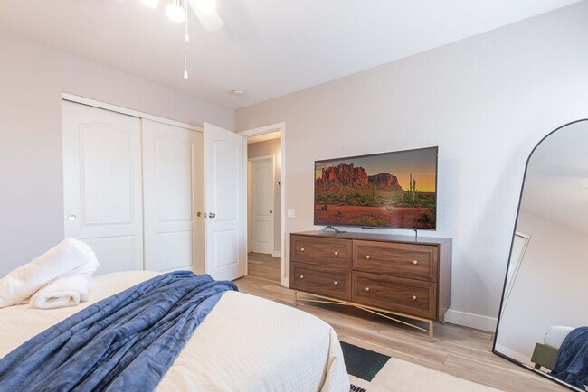 Building Photo - 5924 E Woodridge Dr