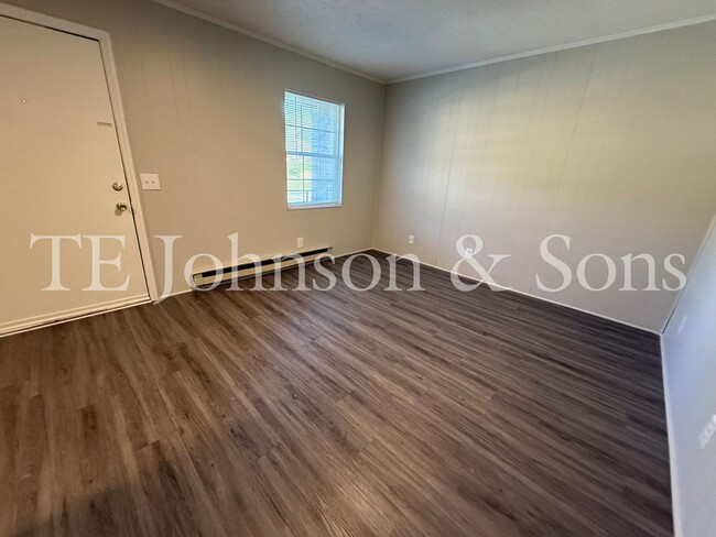 Building Photo - COMFORT, CONVENIENCE AND AFFORDABILITY! Ju...