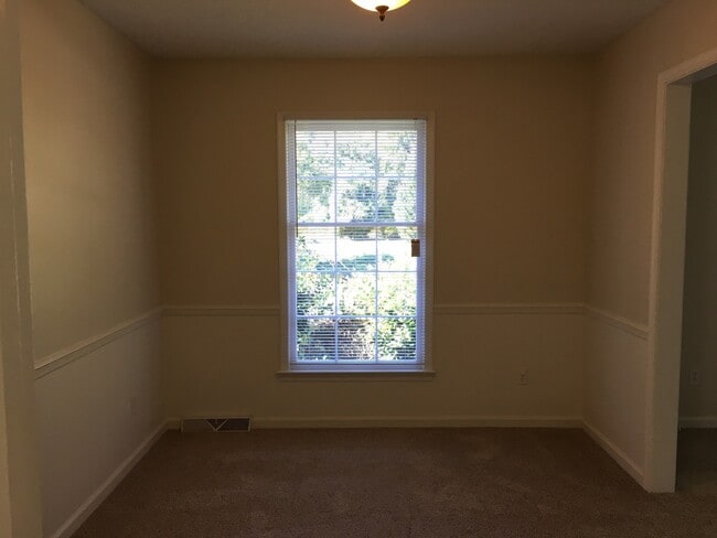 Building Photo - Spacious 3BR/2BA