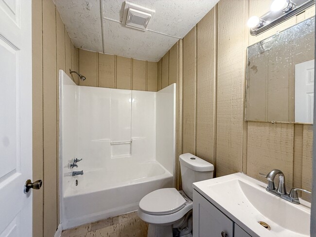 Building Photo - 272 Schmucks Rd