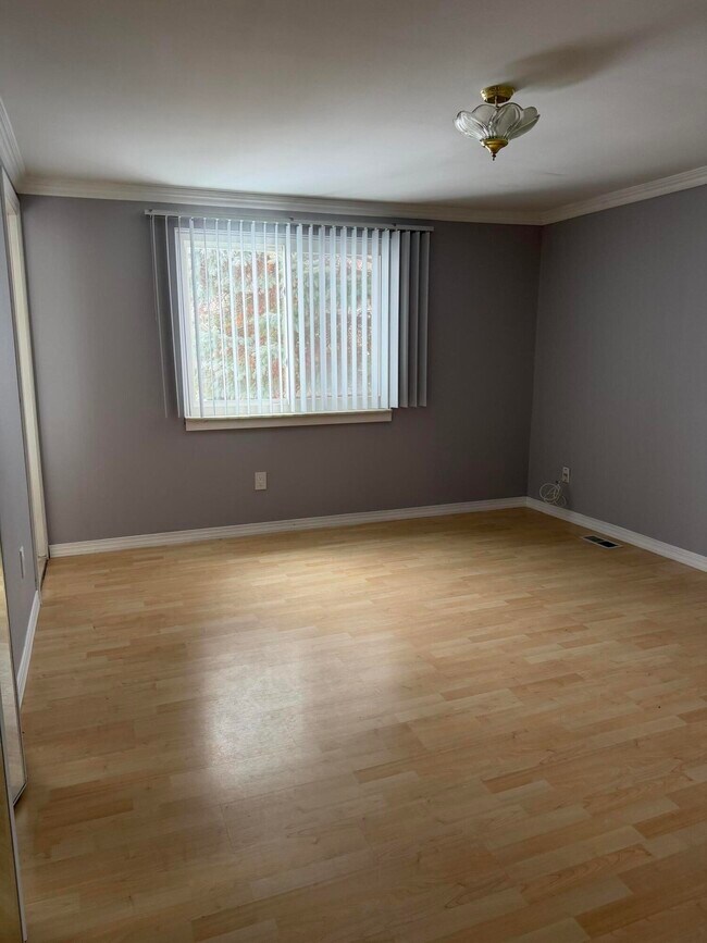 Building Photo - 3550 Kings Point Dr