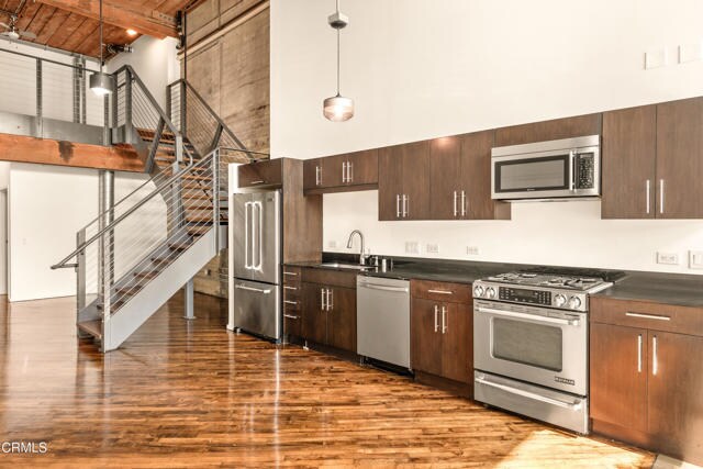 Building Photo - 530 S Hewitt St