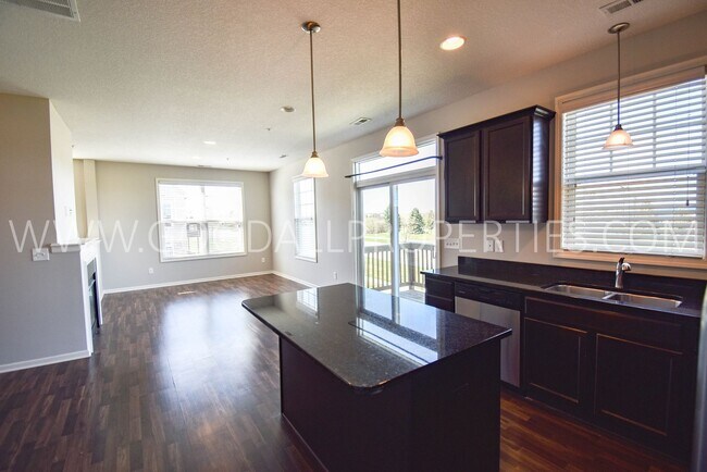 Building Photo - 2 Bedroom 2.5 Bath end unit Townhome in West Des Moines with attached garage