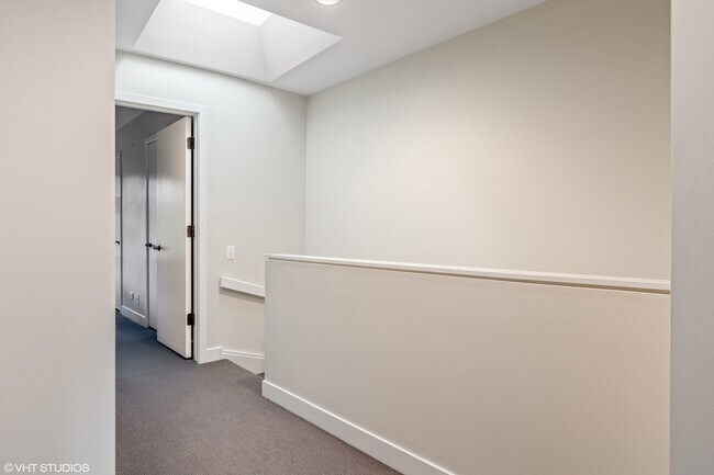 Building Photo - 2675 N Greenview Ave