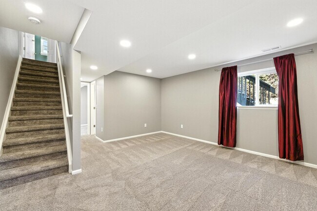 Building Photo - Beautiful, Well-Maintained 4 Bed/4 Bath Ho...