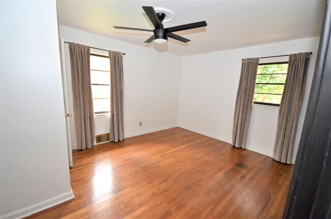Building Photo - 1009 N Hills Dr