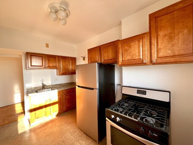 Building Photo - 6230 N Kenmore Ave