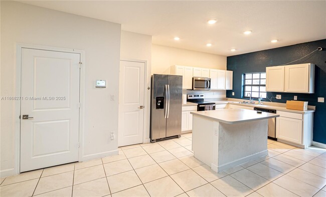 Primary Photo - 1141 SW 6th Ct