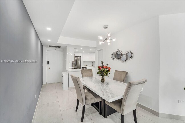 Building Photo - 999 Brickell Bay Dr