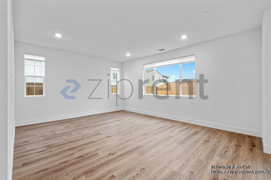 Building Photo - Unit
