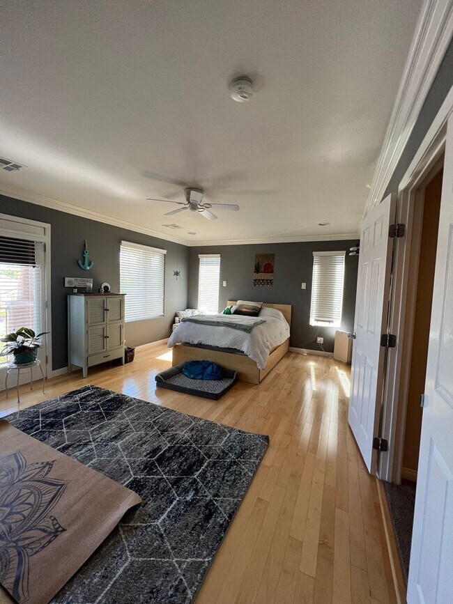 Building Photo - ABSOLUTELY AMAZING! Large 4 bedroom 2 stor...