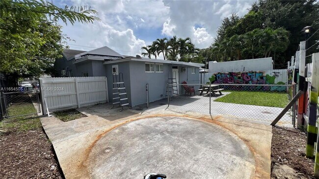 Building Photo - 113 NW 35th St