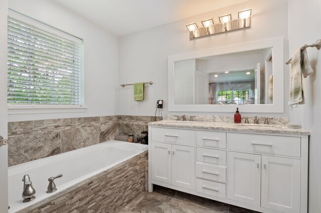 Building Photo - Stunning 4-bedroom, 2.5-bathroom rental of...