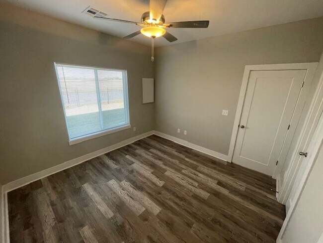 Building Photo - 16271/73 Ike Ct