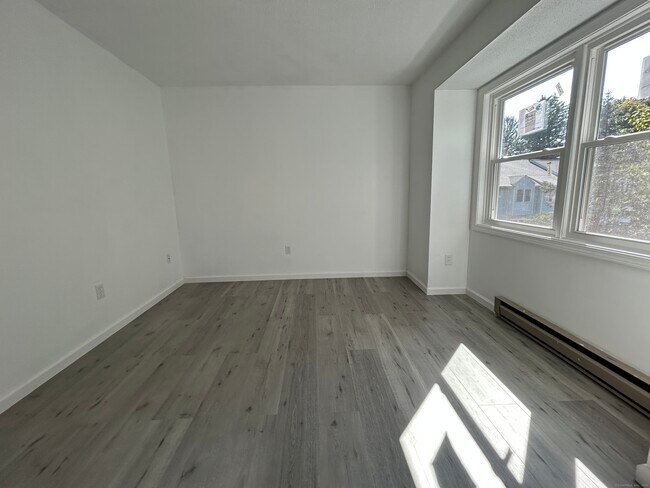 Building Photo - 239 Glen St