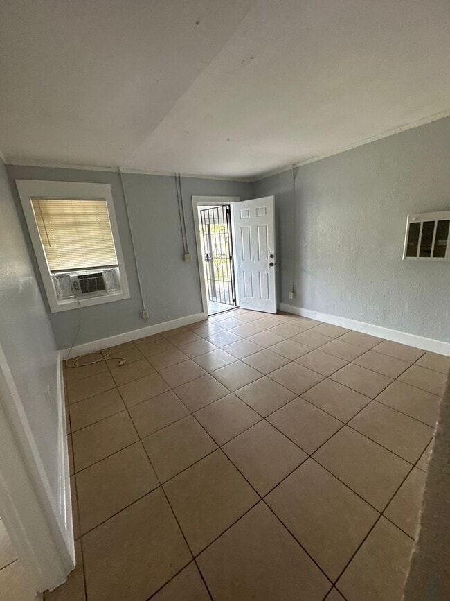 Building Photo - 2532/2534 Moncrief Rd