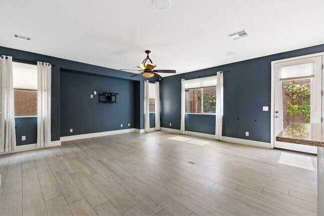 Building Photo - Southwest 3 bedrooms 2.5 bathrooms