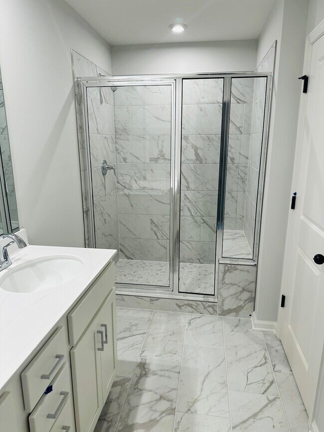 Building Photo - 853 York Aly